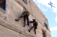 スナイパーとモンキーによる連携で素早くターゲットを排除。イスラエル軍の精鋭カウンターテロ部隊が訓練展示