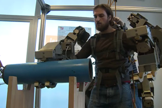 両腕で 100 kg の荷物を持ち上げるウェアラブル・ロボット、イタリアの研究チームが開発