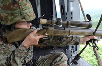 陸上自衛隊の師団狙撃手集合訓練でヘリコプターからの狙撃要領を実施する第1普通科連隊