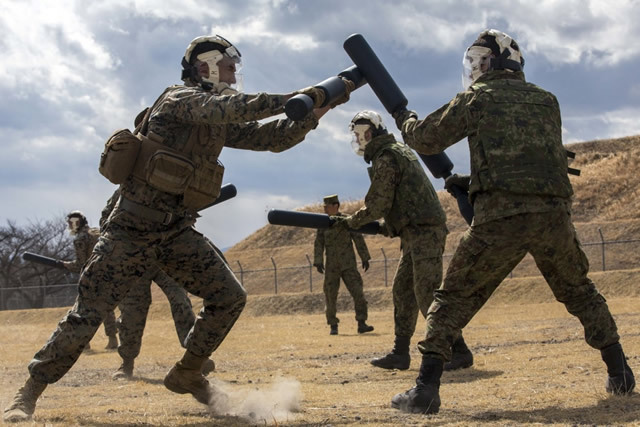 日米共同訓練「フォレスト・ライト02」が始まる。陸上自衛隊が海兵隊と共に射撃・格闘訓練を実施