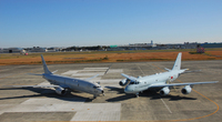 日米の最新哨戒機 P-1 と P-8A ポセイドンが厚木海軍飛行場で並ぶ