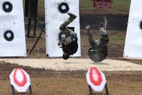 マレーシア軍・警察特殊部隊によるアクロバティックな射撃訓練が展示