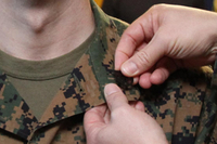 階級章は?! 米海兵隊 迷彩シャツから黒ピクセル除去を検討？