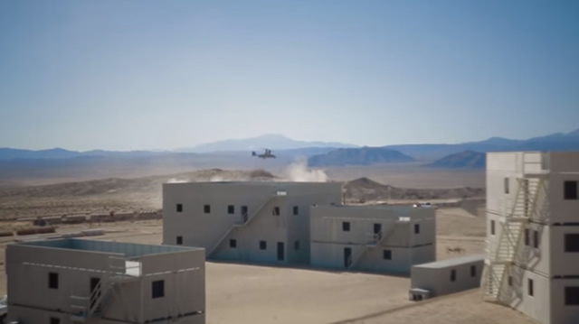 米海兵隊、精巧に再現された広大な施設で市街地強襲シナリオ訓練を実施