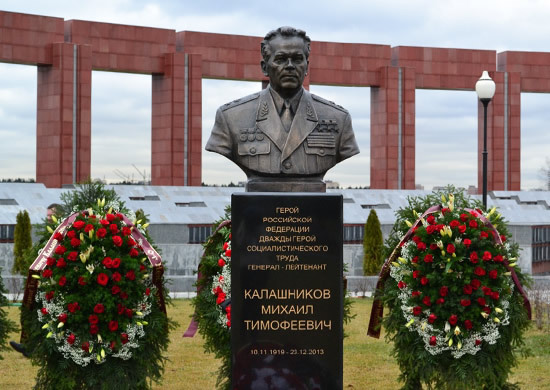 故ミハイル・カラシニコフ氏の業績を称えた記念碑のデザインコンクールが開催