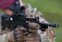 英軍 新型レーザー・ライトモジュール「Mk3」と軽量双眼鏡