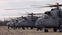 ロシア軍のヘリコプターが悠然と飛び立ち、実弾射撃演習に向かう映像