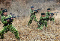 ユニークな迷彩柄、周囲にミスマッチした北朝鮮軍の戦闘服