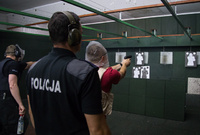 ポーランド警察、群衆の中での任務を想定したストレス射撃訓練を実施