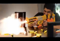 家屋内で迫力の銃撃戦、スポンジ弾の玩具銃「Nerf」を使ったアクションムービーが公開中