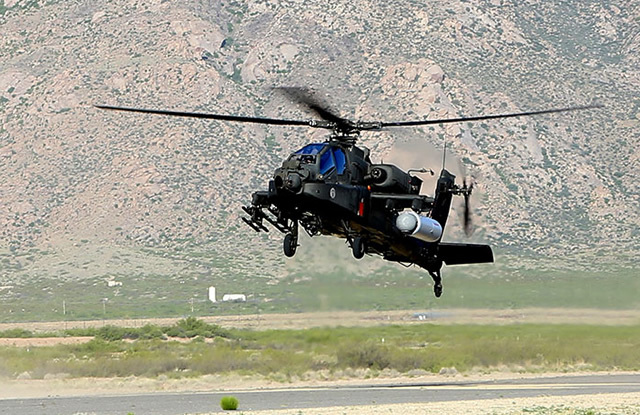 アパッチ攻撃ヘリコプターにレーザー兵器を搭載。レイセオン社が米陸軍・特殊作戦司令部の計画で試験を成功