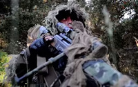 フランス陸軍のスナイパーが競い合うシューティングチャレンジ映像