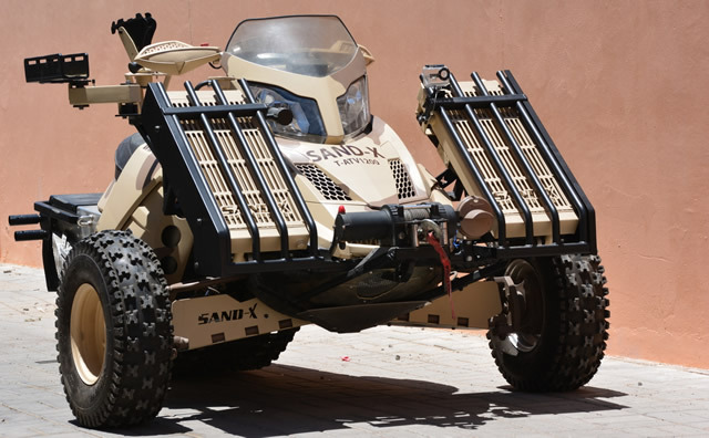 車体後部に無限軌道を配した特殊作戦用のオフロードカー「SAND-X T-ATV 1200」