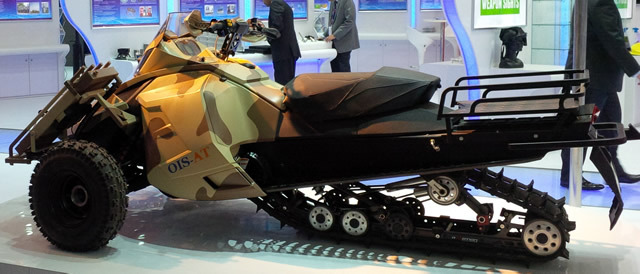 車体後部に無限軌道を配した特殊作戦用のオフロードカー「SAND-X T-ATV 1200」