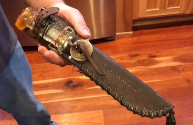 大戦中に鹵獲された零式艦上戦闘機「アクタン・ゼロ」のパーツから作られたナイフ