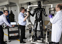 英国防省、個人用防護装備のテスト目的にロボット型マネキン「Porton Man」開発