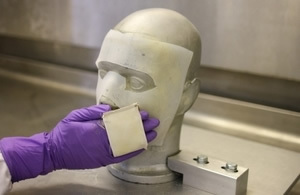 英国防省、人体に付着した化学兵器の除去方法を試験するための人工皮膚を開発
