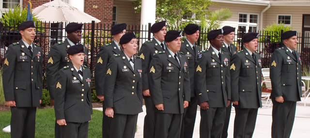 ミリブロNews:アメリカ陸軍、懐古調の「ピンク＆グリーン」勤務服への