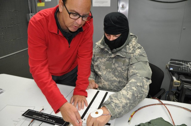寒くても手袋不要、米陸軍の新装具「アームヒーター」で手先作業も楽々。一般販売も視野に