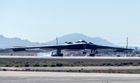 ステルス爆撃機 B-2 スピリット、初飛行から 25 周年