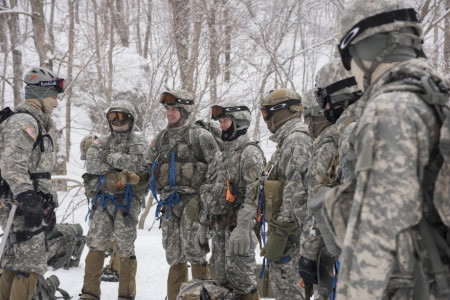 ミリブロNews:米陸軍山岳戦スクール訓練生による冬季山岳訓練