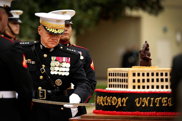バースデーケーキ入刀、米海兵隊が創設 240 周年を祝う