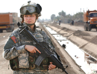「女性兵士に専用のコンバットブーツを」、米連邦議会が軍に求める