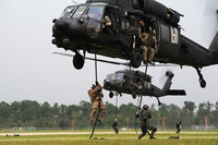 米陸軍、特殊作戦に女性ヘリパイロットの投入を計画