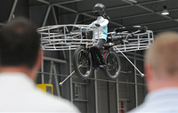チェコで「空飛ぶ電動自転車」5分間の試験飛行に成功