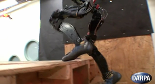 DARPA、階段を上がるロボットの映像を公開
