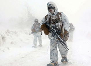 陸自・米海兵隊が吹雪の中で共同訓練を実施