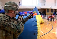 米海兵隊、スポンジ製ソフト弾のNerfを使って子供達とバトル