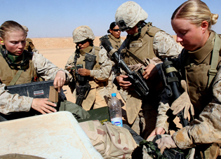 米海兵隊、女性兵士の職域拡大を検討