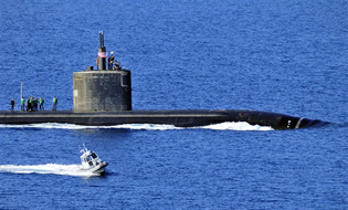 米軍の原潜と駆逐艦がスエズを通り紅海へ、目的地はペルシャ湾か