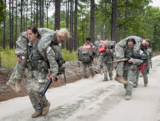 米陸軍、女性兵士向けボディーアーマーを新開発
