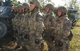 ウクライナ軍、新ユニフォームにA-TACS AU迷彩をテスト