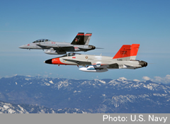 米海軍、F/A-18ファミリーの累計飛行時間が800万時間に