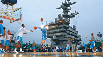 米空母カールビンソン甲板上でバスケットボール大会(・・;)