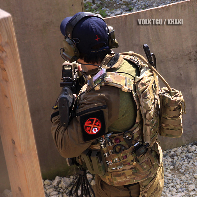 VOLK TACTICAL COMBAT UNIFORM / KHAKI （ 着用イメージ 02 ）